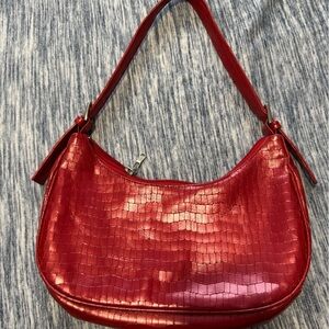 Elegant Red Leather Crocodile-Embossed Shoulder Bag